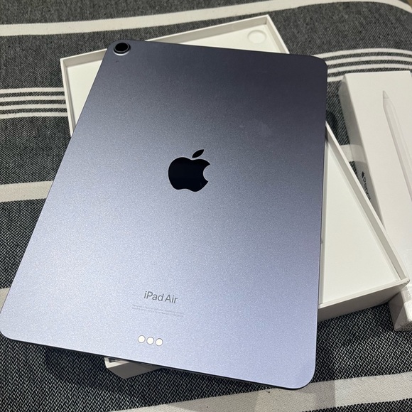 10.9-inch iPad Air Wi-Fi 64GB - Purple AND Apple Pencil (2nd Gen) included - Picture 1 of 4